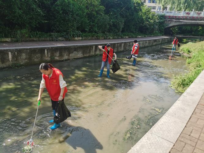 工厂与社区居民一起清理河道公益活动