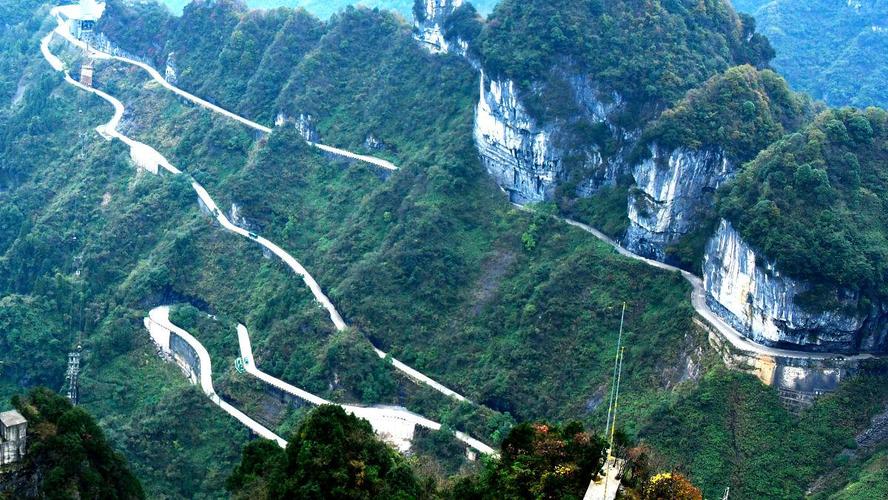 张家界天门山盘山公路九十九道弯远景