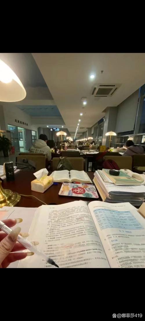 大学生在图书馆准备保研材料的深夜场景