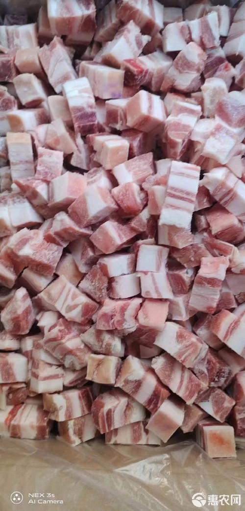户外烧烤备料切好的带皮五花肉