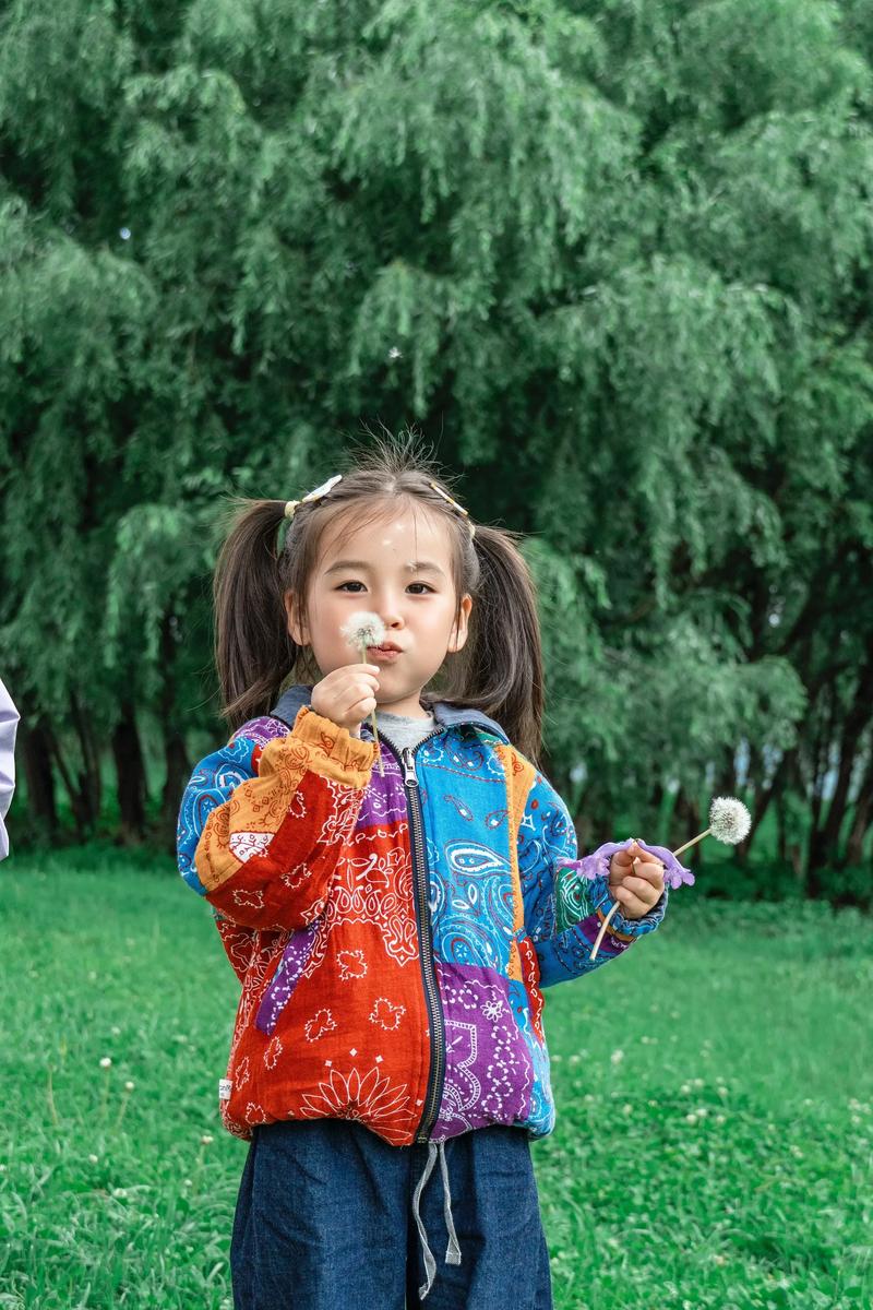 儿童自然玩耍抓拍瞬间示例