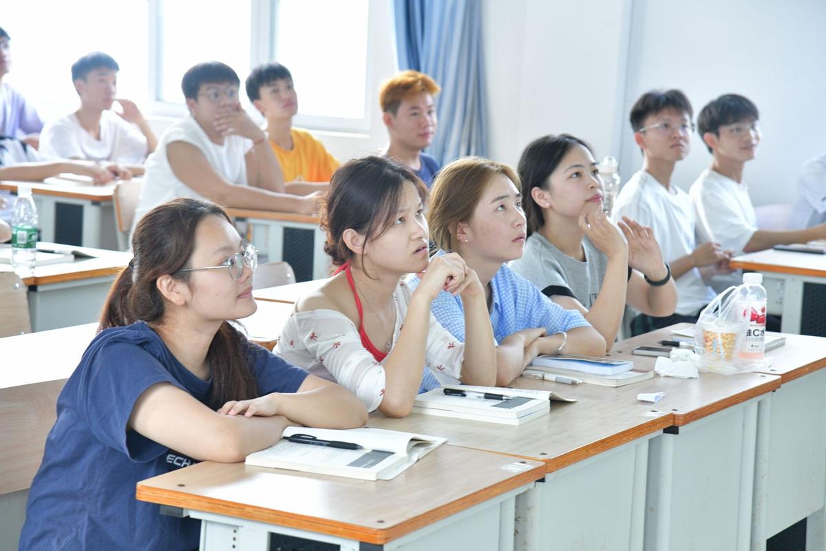 在职研究生课堂学员听课场景