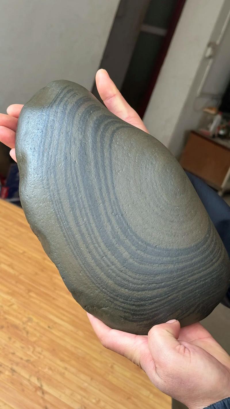 旧木箱里存放四十年的河边捡的岩石