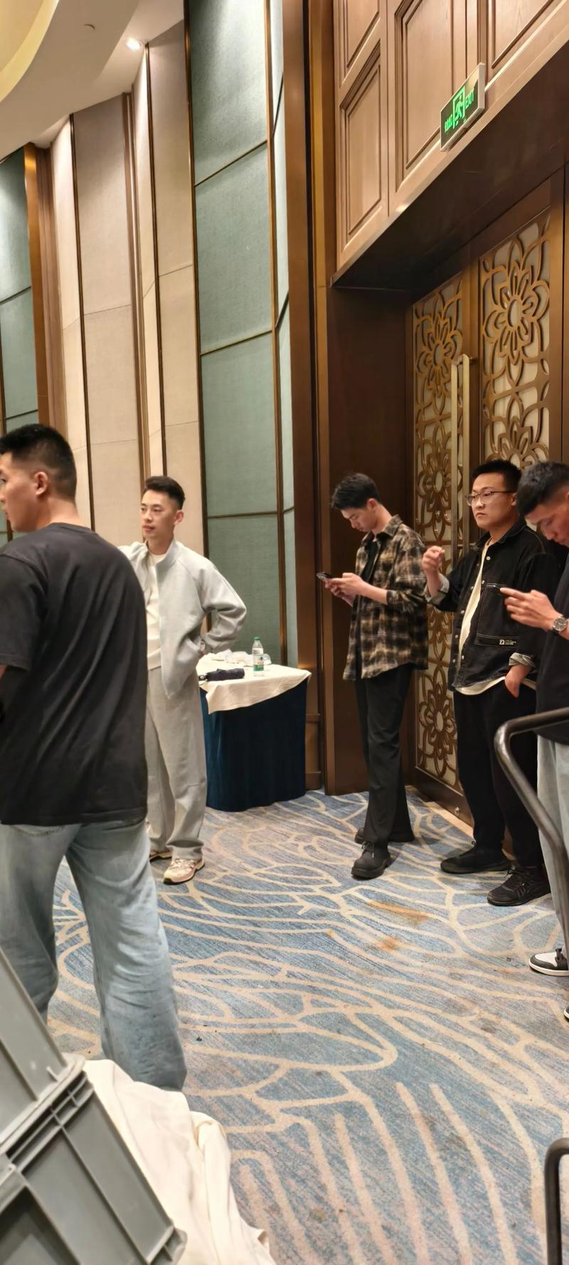 新人彩排时与主持人确认交接站位