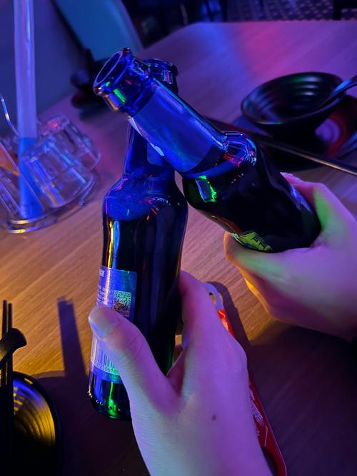 聚会中手持蓝色鸡尾酒破冰交谈场景