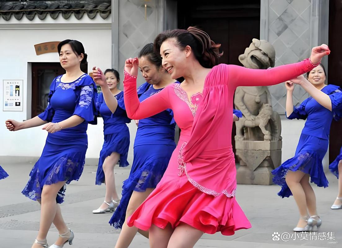 中老年女性广场舞不正确姿势示范