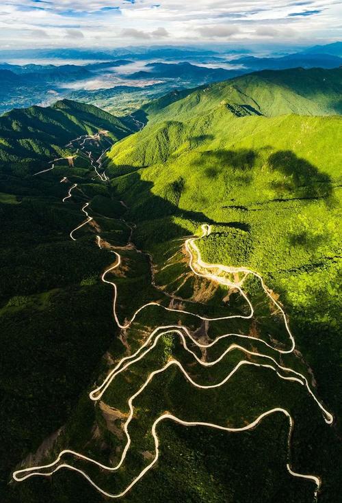 蜿蜒山路自驾远景风景