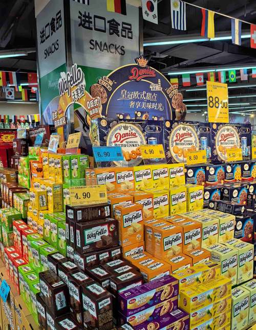 超市入口促销零食堆头实拍图