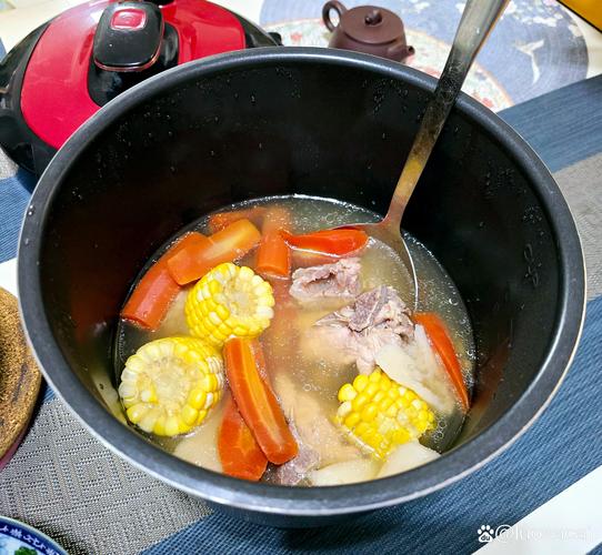 雨天居家厨房做汤羹健康饮食图