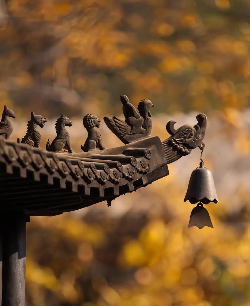 江南老宅屋檐下挂着生锈铜铃