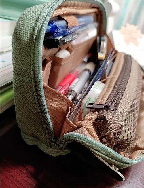 软布拉笔袋和硬壳笔袋重量对比