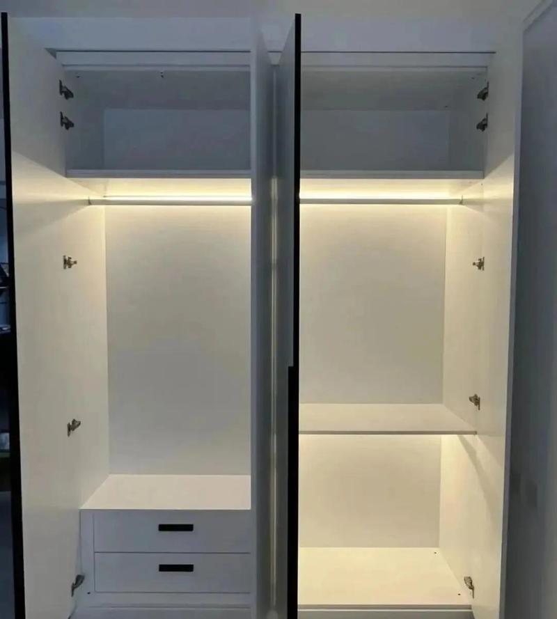 衣帽间柜内人体感应灯带安装实景图
