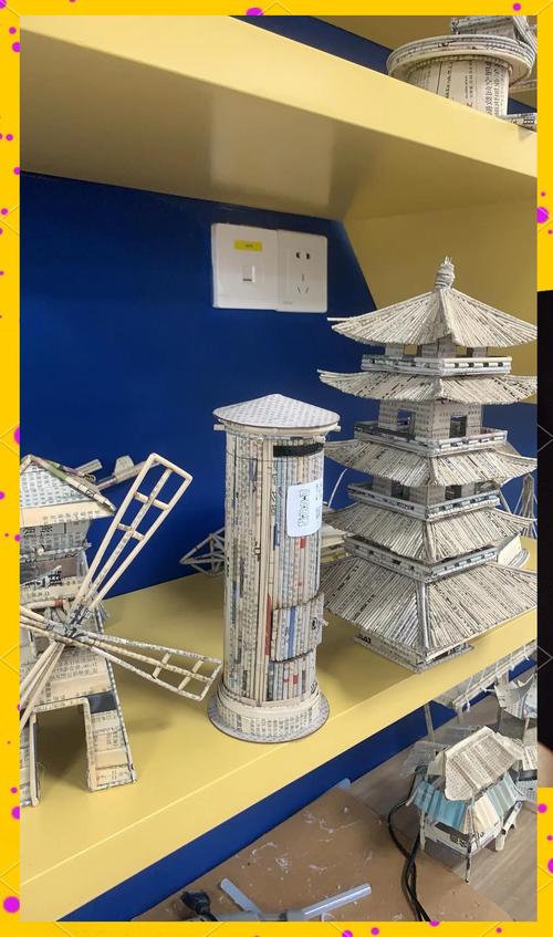 儿童用旧报纸搭建高塔的手工游戏场景