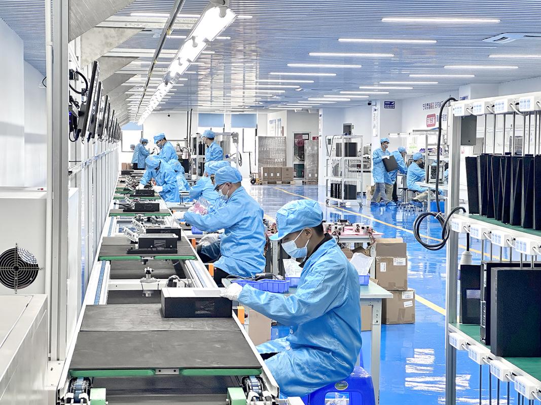 智能工厂装配车间年轻工人干净工位