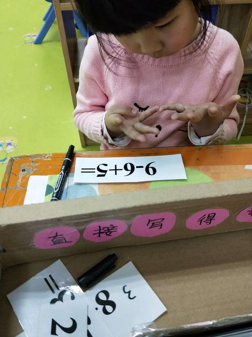 小学生用手指着口算题逐字核对的手部特写