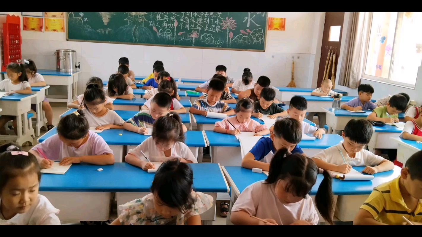 小学开学第一课学生在礼堂端坐听讲