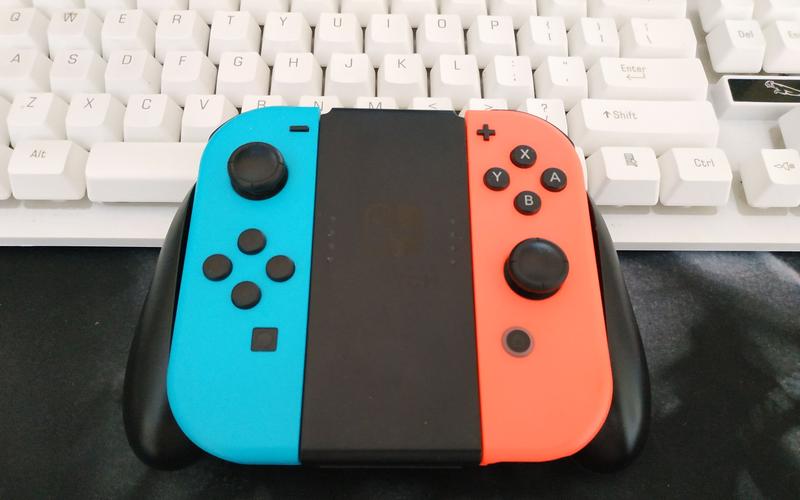任天堂Switch主机与游戏卡带和Joy-Con手柄摆拍