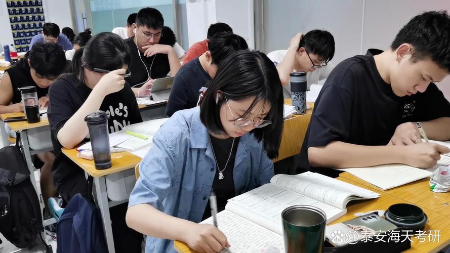大学招生委员会审阅学生夏令营材料的场景