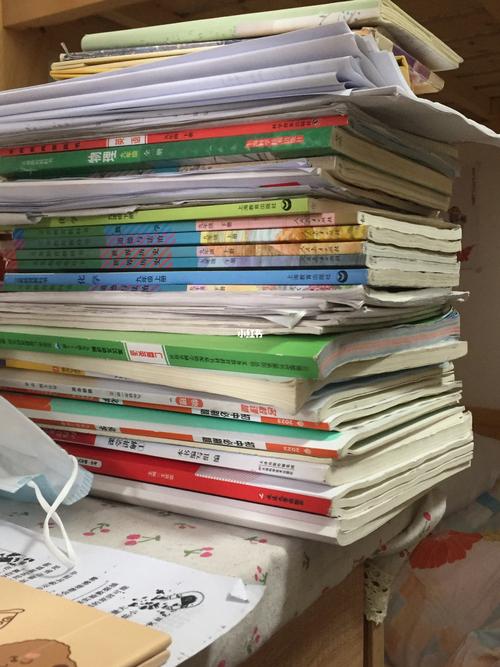 中学教室抽屉里摊开的未标注完整课外书