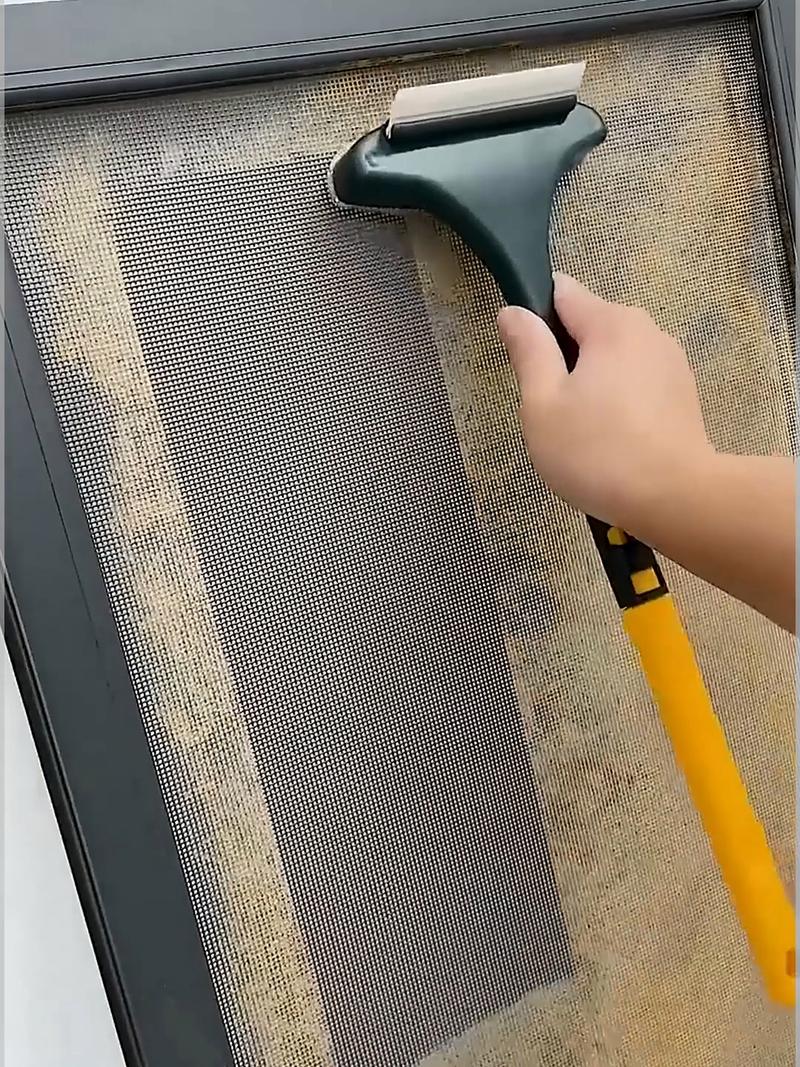 用静电除尘纸清理纱窗灰尘现场