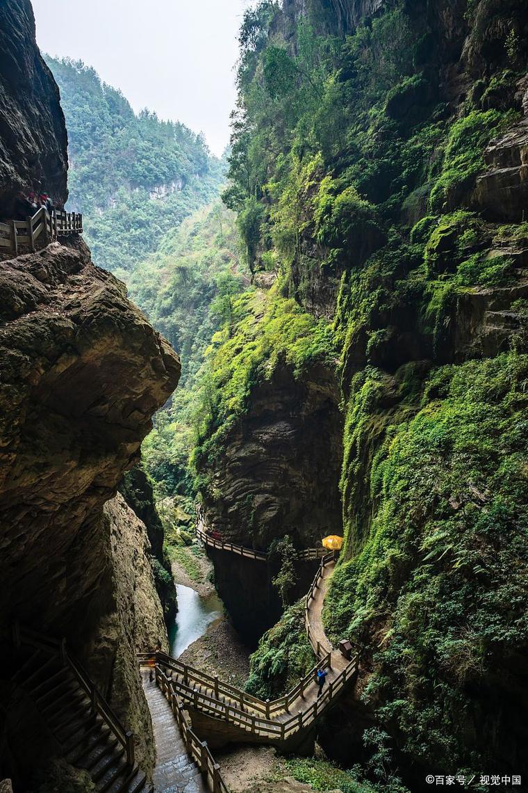 武隆喀斯特龙水峡地缝谷底景观