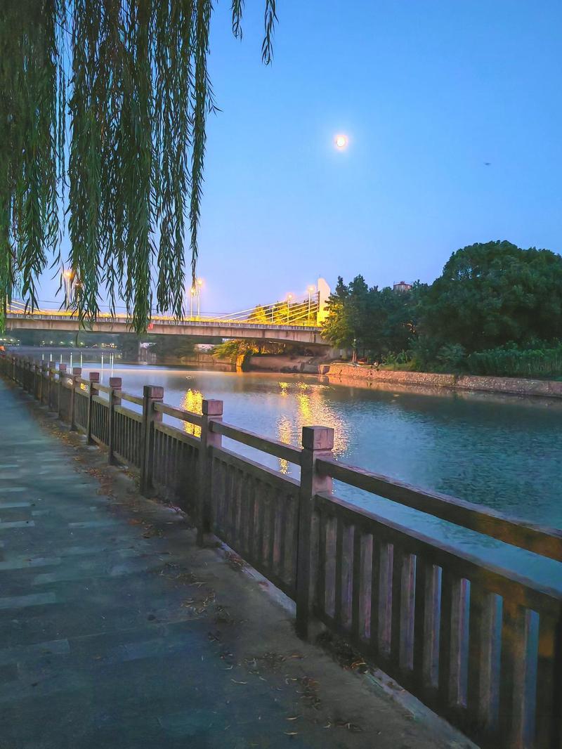 二线城市江边傍晚散步场景