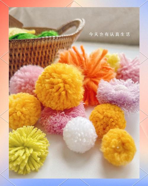 手工编织毛线球与木制棒针特写