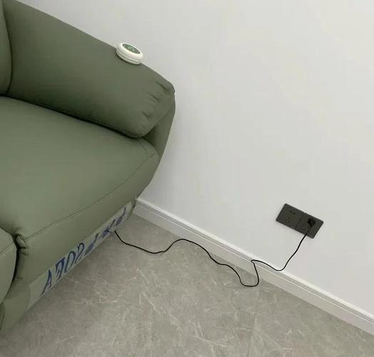 客厅沙发旁落地灯插座隐藏走线