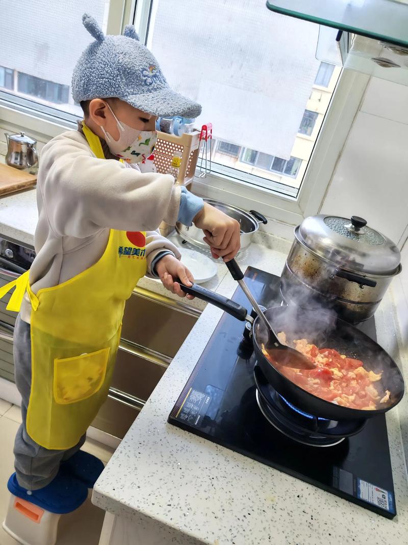 九岁孩子踩着凳子煎蛋的厨房场景