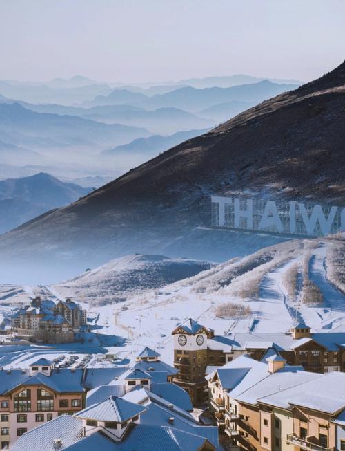 崇礼太舞滑雪场冬日小镇全景