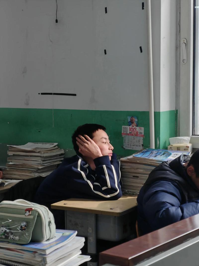 校本课程发呆课学生坐在校园树下安静思考