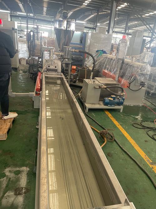 塑料机械车间螺杆加工现场