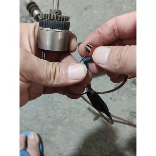 汽车电磁离合器插头电压测量操作实拍