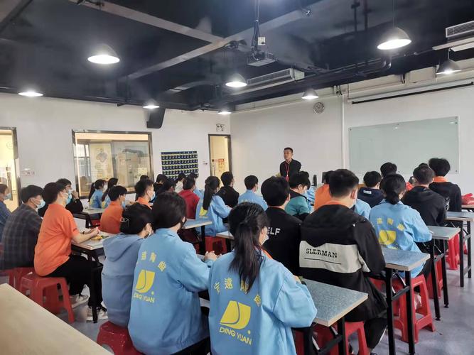 大笑疗法导师带领工厂工人互动练习