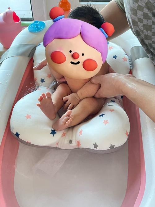 宝宝抱着洗得起球的旧安抚巾靠在沙发上吃草莓溶豆