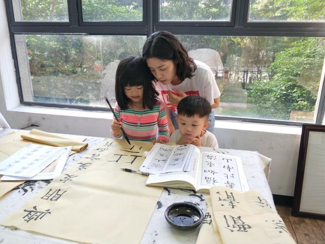 亲子共同翻老旧书法字帖场景
