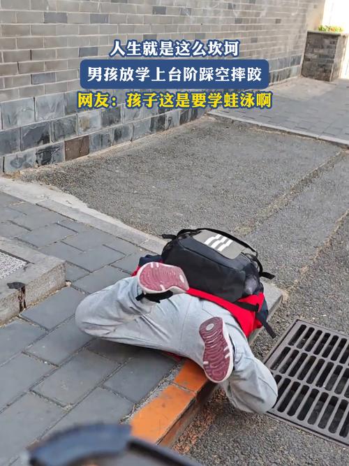 小区儿童滑梯上情绪崩溃的五岁男孩蹲在台阶上