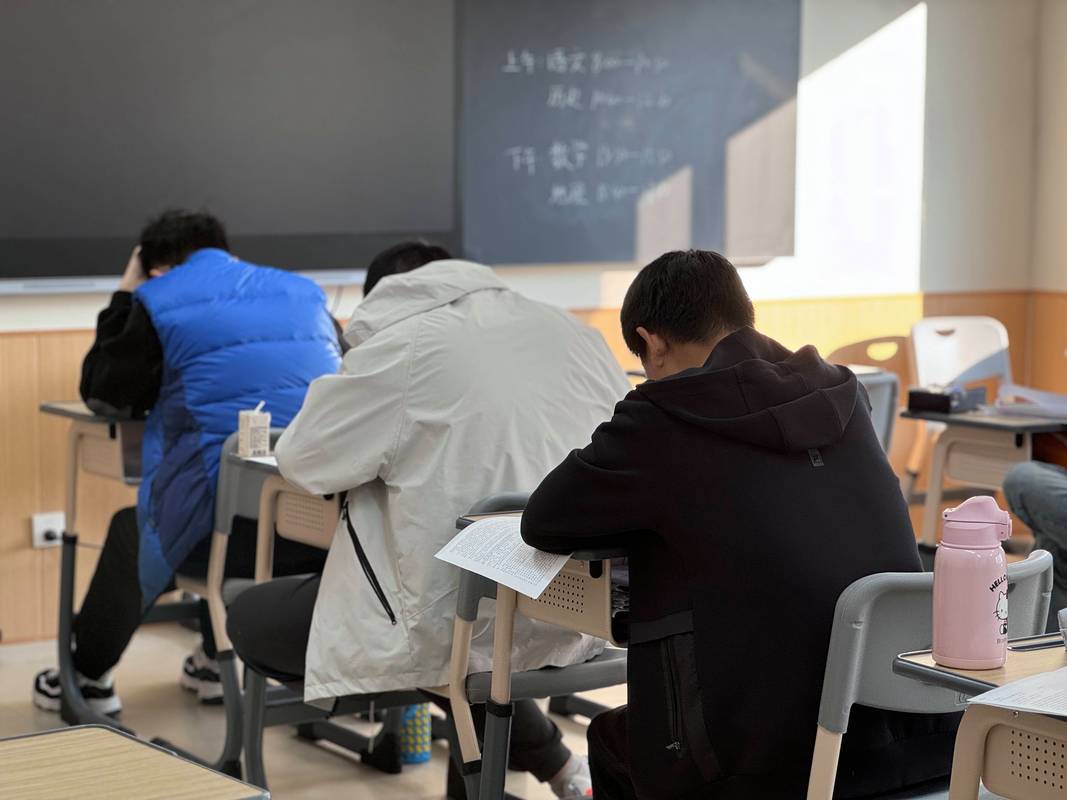 教育培训机构教室内学生疲惫上课场景
