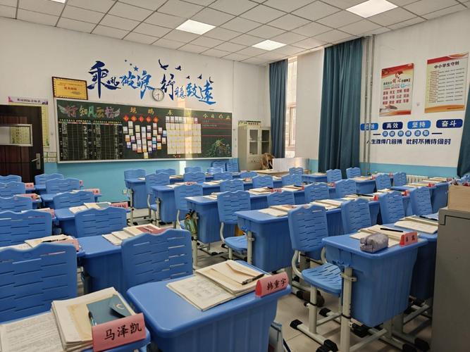 初中走廊小教室分层辅导场景