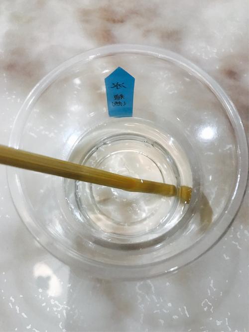 孩子用小木槌隔着纱布敲碎冰糖准备做溶解对照实验