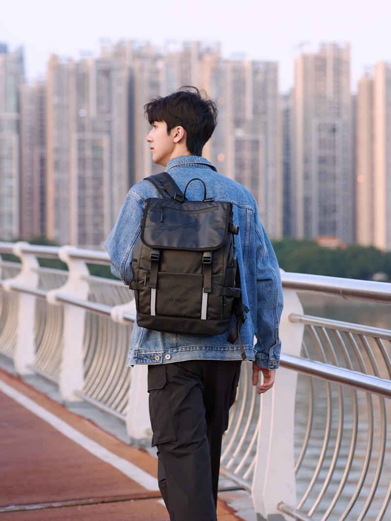 男生背包旅行简约穿搭