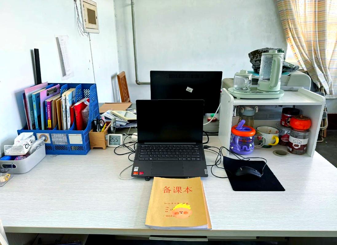 堆满教师考核表格的学校办公桌