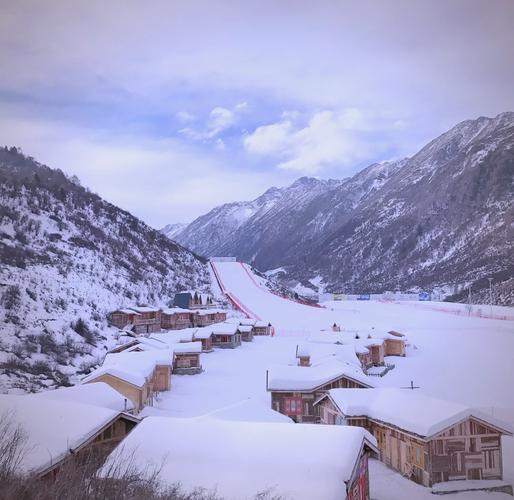 四川鹧鸪山滑雪场粉红旋转木马雪景