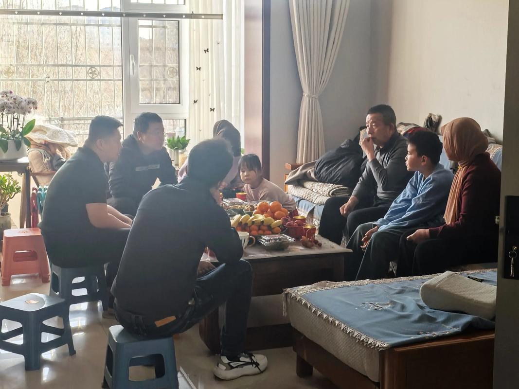 父母成长伙伴小组深夜围圈交谈的氛围照