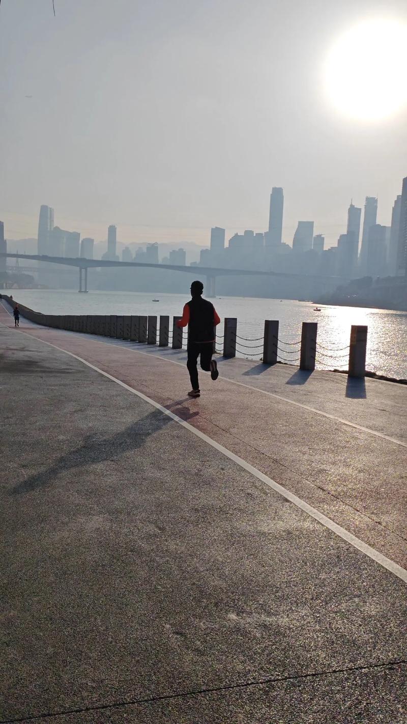 清晨河堤跑步个人背影照片