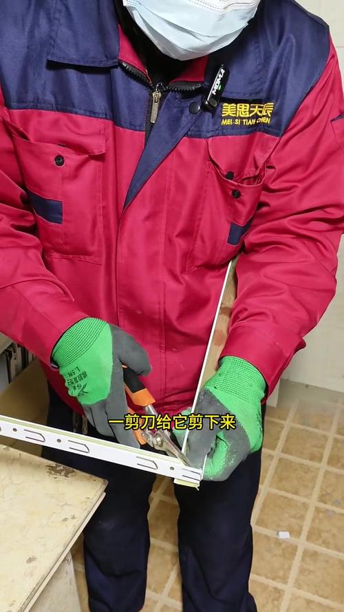 装修师傅切割铝合金阳角线施工现场