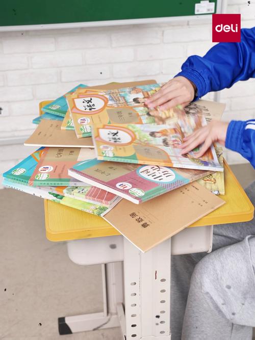 中小学生书桌堆满课后作业练习册