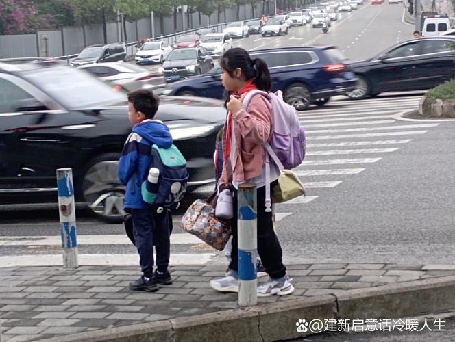 小学生放学后轻松玩耍的街景
