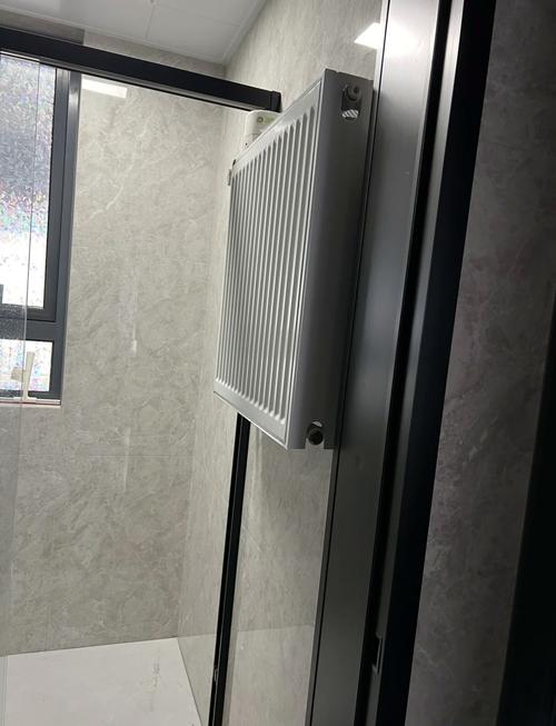被封闭在定制柜内的错误暖气片安装