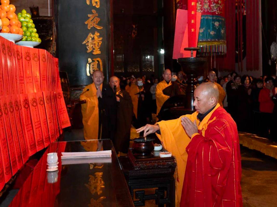 灵隐寺附近小庙新人结发仪式特写
